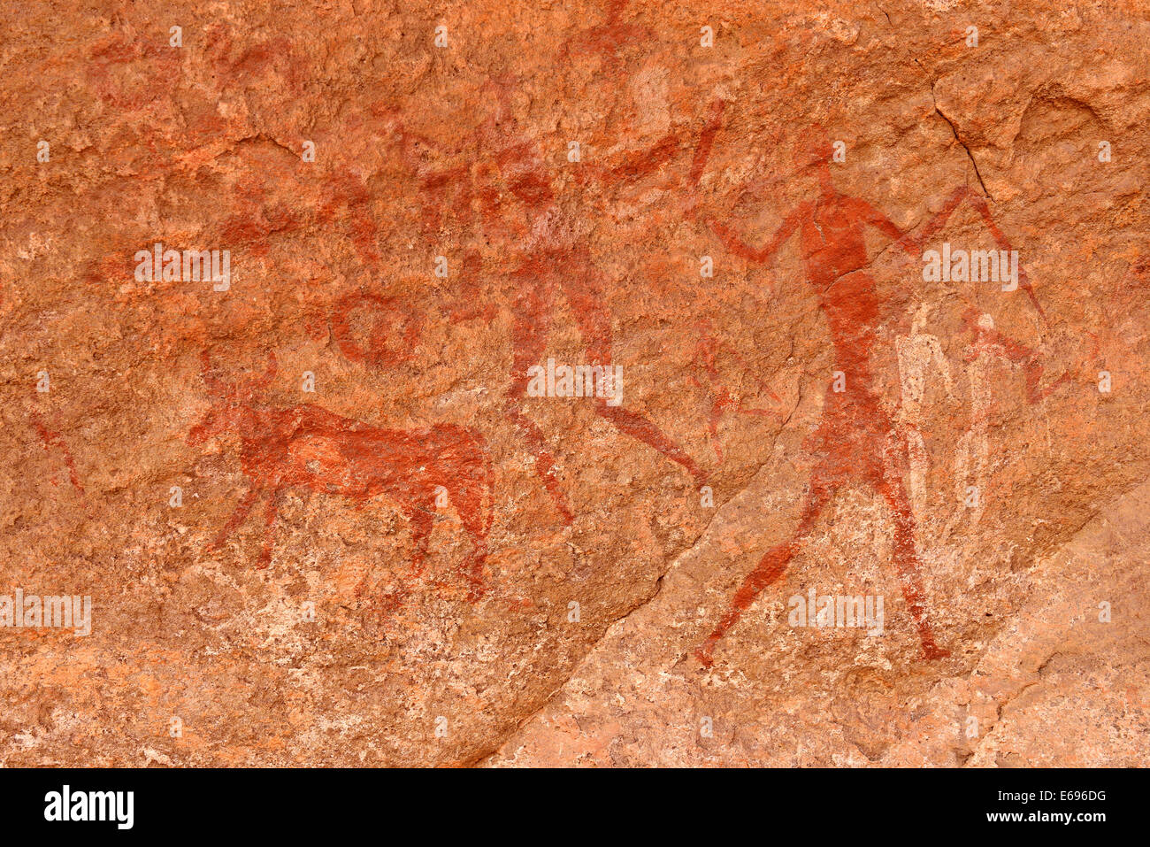 Il neolitico arte rock, rock pittura di mucche e tori e guerrieri, Bovidian periodo, Tadrart, del Tassili n'Ajjer National Park Foto Stock