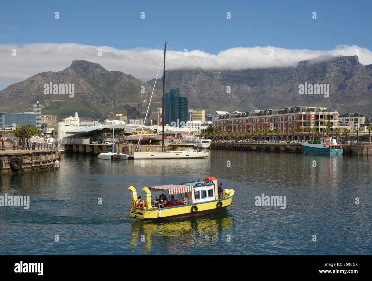 Victoria and Alfred Waterfront, Devil's Peak e la Montagna della Tavola sul retro, Cape Town, Western Cape, Sud Africa Foto Stock