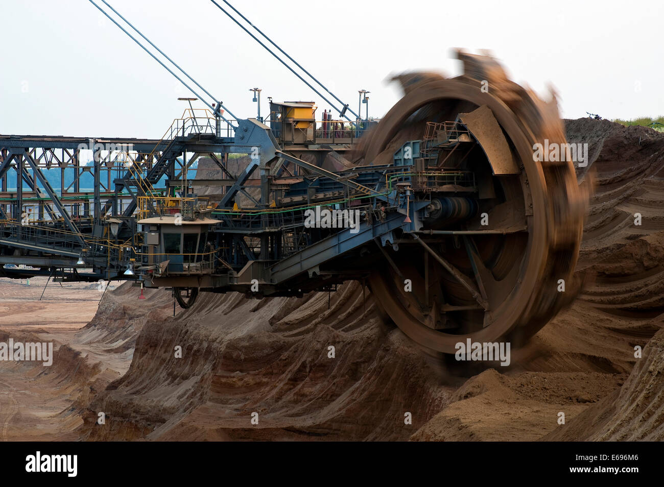 Ruotare la ruota della benna di un escavatore sovraccaricare, Grevenbroich, Nord Reno-Westfalia, Germania Foto Stock