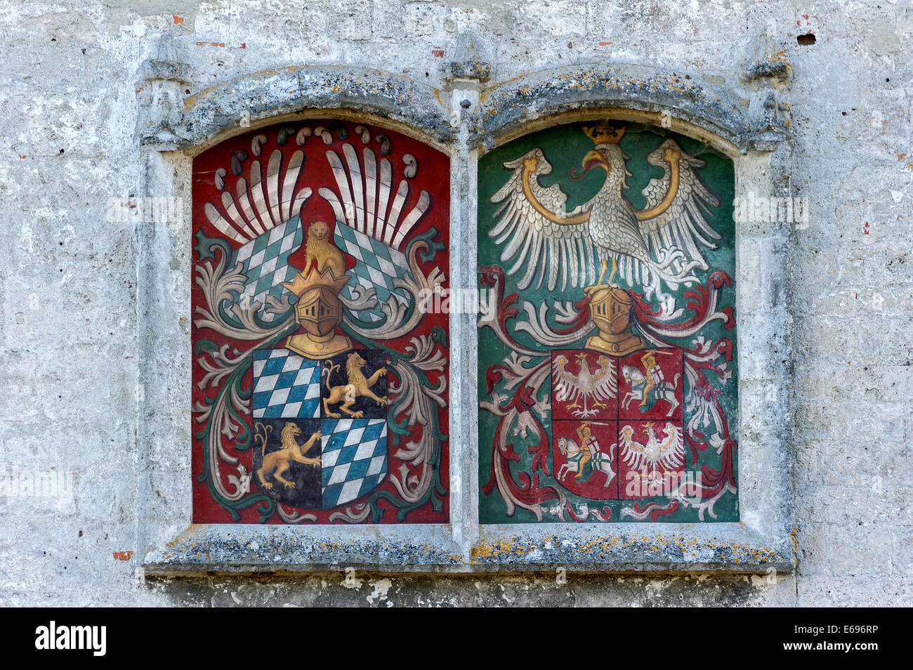 Alleanza Bavarian-Polish crest sulla gate Georgstor, terzo cortile del castello, Burghausen Castello, Alta Baviera, Baviera, Germania Foto Stock