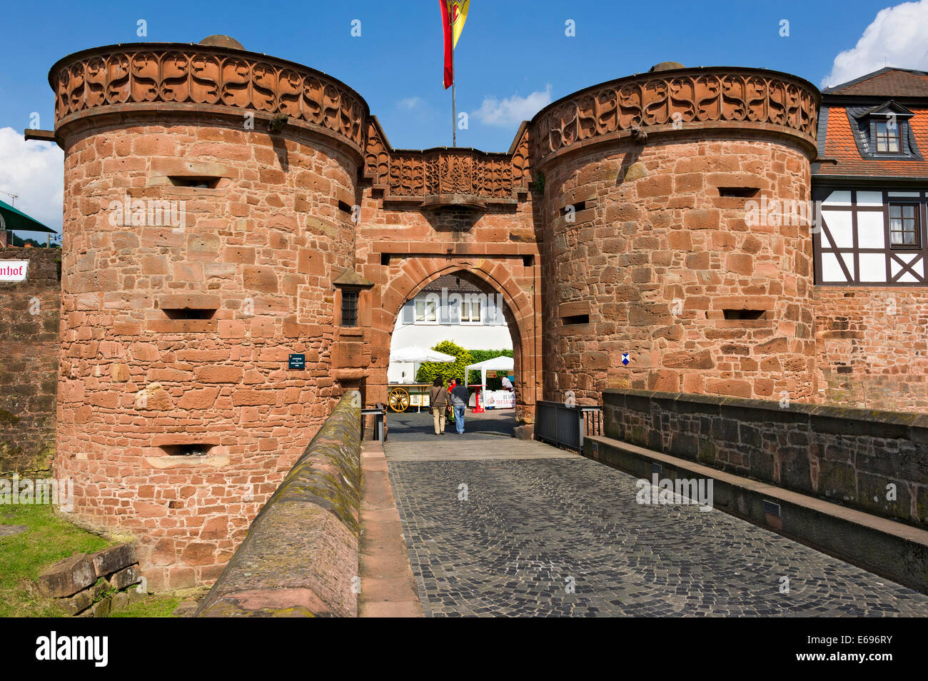 Untertor o Jerusalemer Tor gate sulla parete occidentale delle mura medievali della città, città vecchia, Büdingen, Hesse, Germania Foto Stock