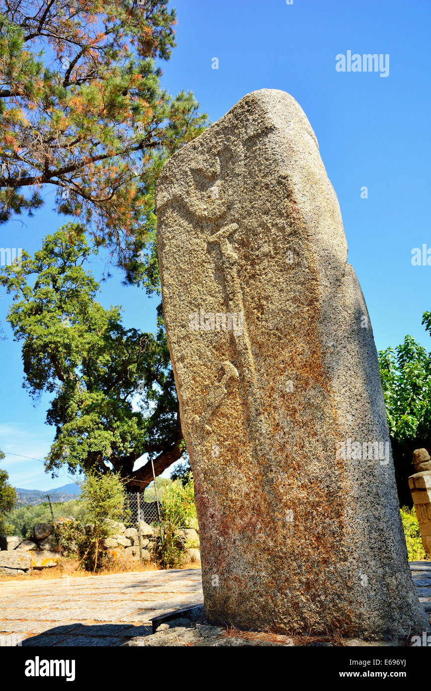 Filitosa V, permanente o di pietra menhir, con un'arma, periodo Megalitico, Filitosa, Corsica, Francia Foto Stock