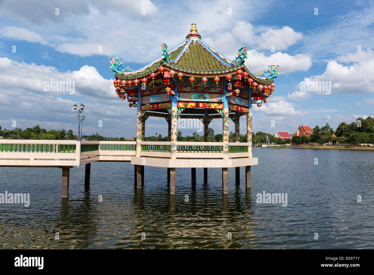 Padiglione sul Nong Bua Lago, Cinese Sanjao Phuya Tempio o Saan Chao Pu Ya tempio, Udon Thani, Isan, Thailandia Foto Stock