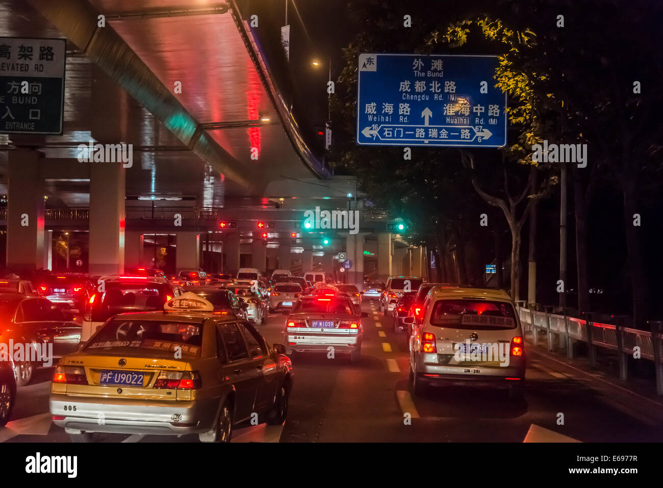 Traffico sotto una strada rialzata di notte, Shanghai, Cina Foto Stock