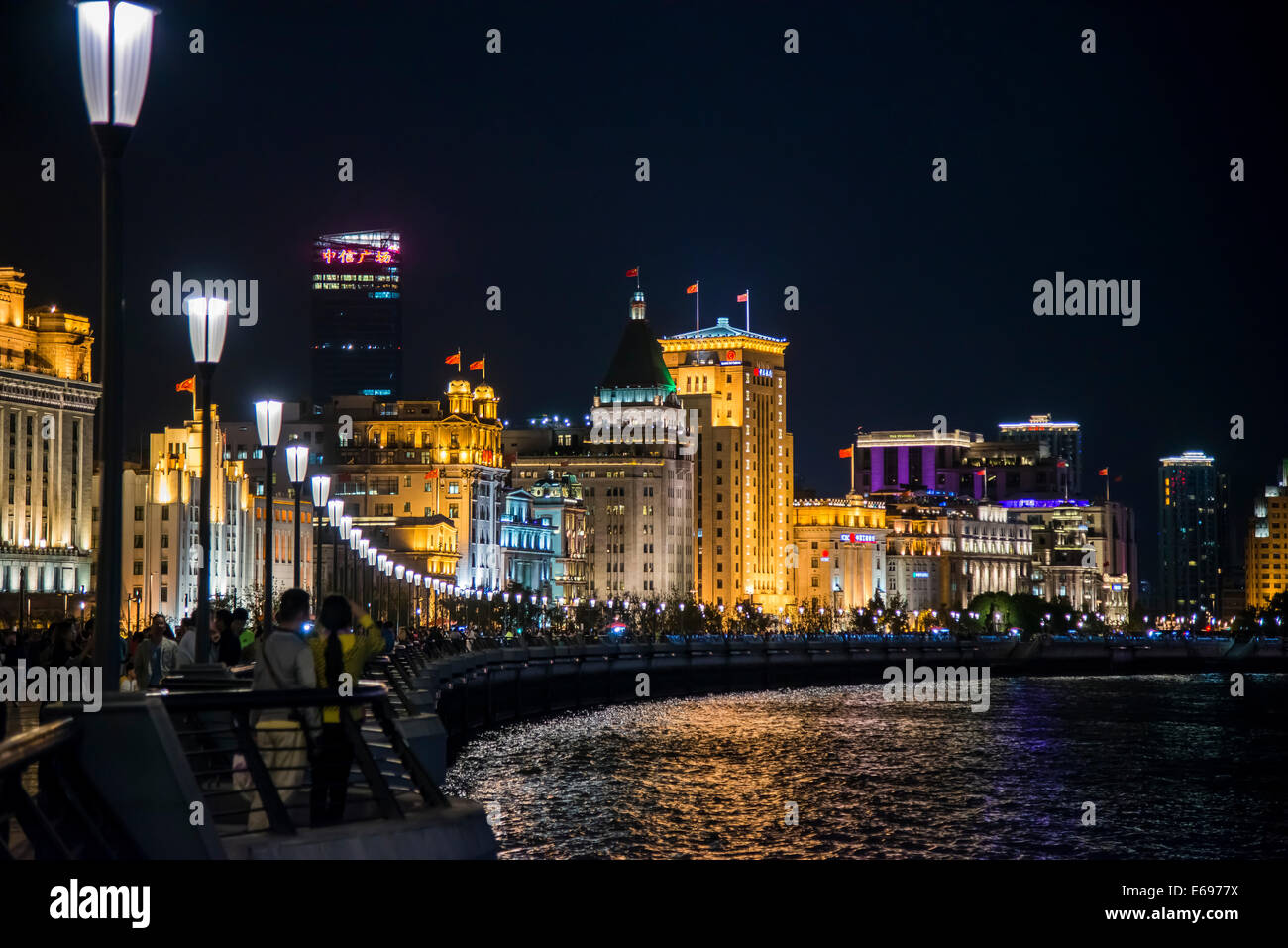 Passeggiata sul fiume Huangpu di Notte, sul retro neo-edifici classici, la Banca di Cina, il Municipio, l'Hotel Pace Foto Stock