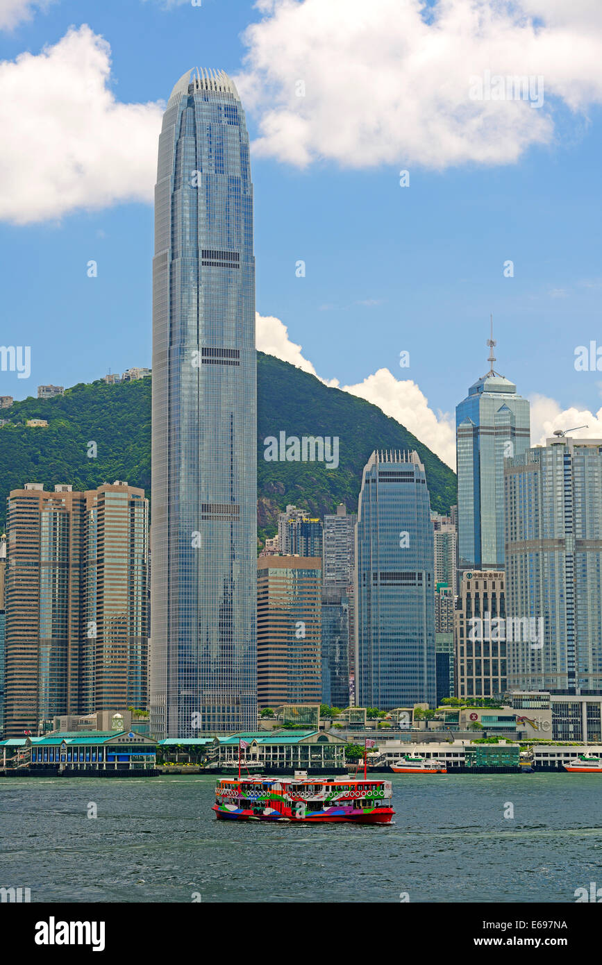 Skyline di Hong Kong Island e di Hong Kong sul fiume, con la IFC 2 Tower, Kowloon, Hong Kong, Cina Foto Stock