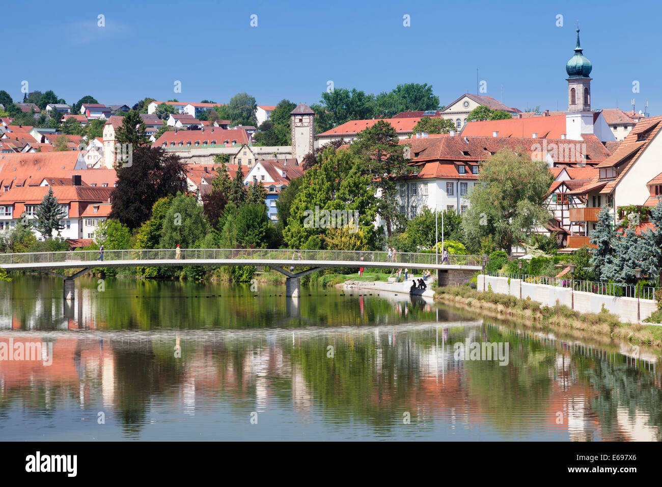 Centro storico della città sul fiume Neckar con la Kalkweiler Gate e l'ex convento dei Carmelitani, Rottenburg Foto Stock