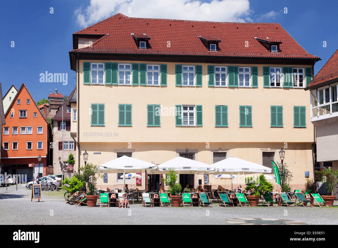 Sedie a sdraio al di fuori di un caffè di fronte alla Stadtmuseum o città museo su Hafenmarkt square, Esslingen, Baden-Württemberg Foto Stock
