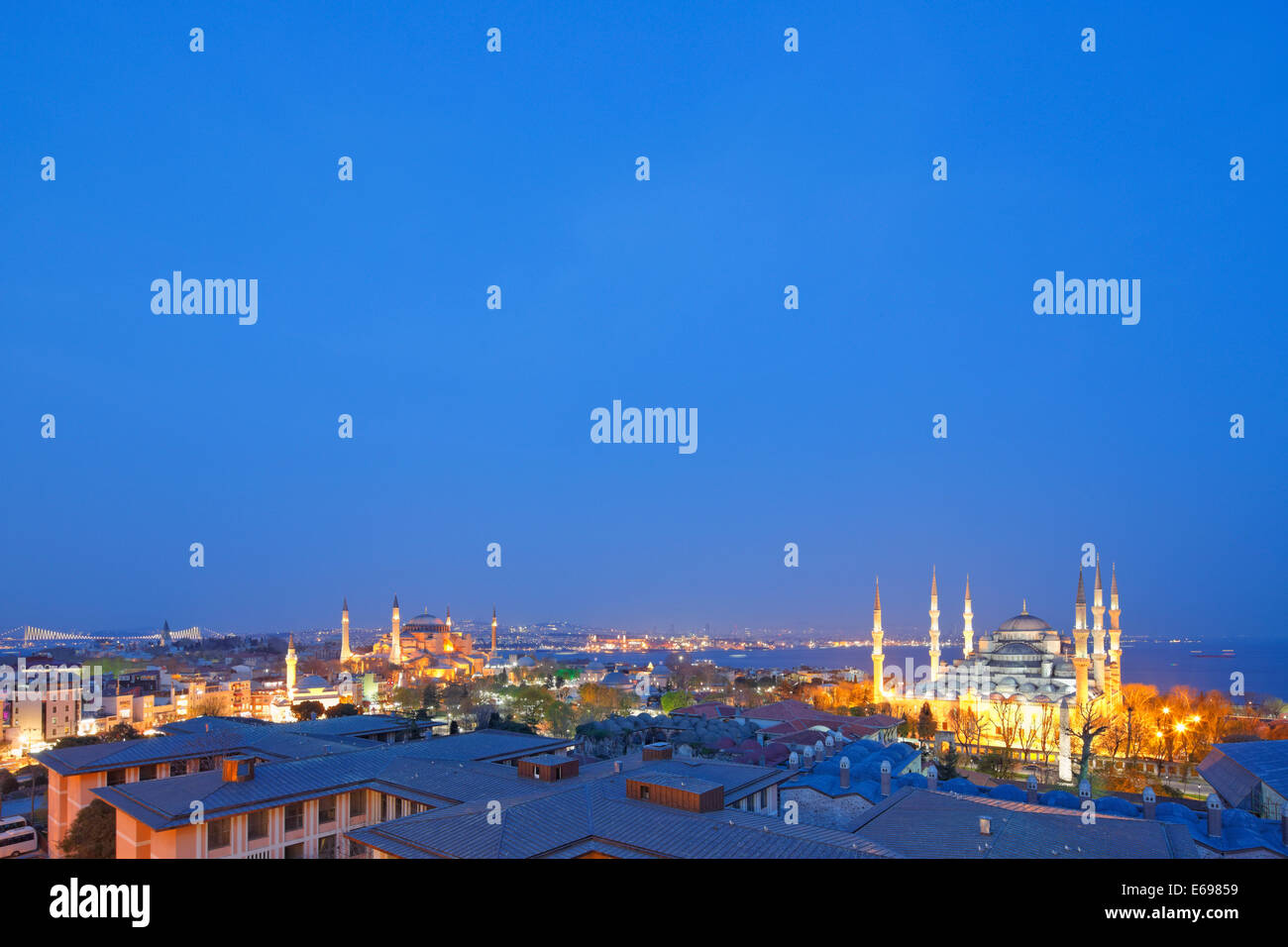 Panorama della città con la Basilica di Santa Sofia e la Moschea Blu, Sultan Ahmed Moschea Sultanahmet, Istanbul, parte europea, Turchia Foto Stock