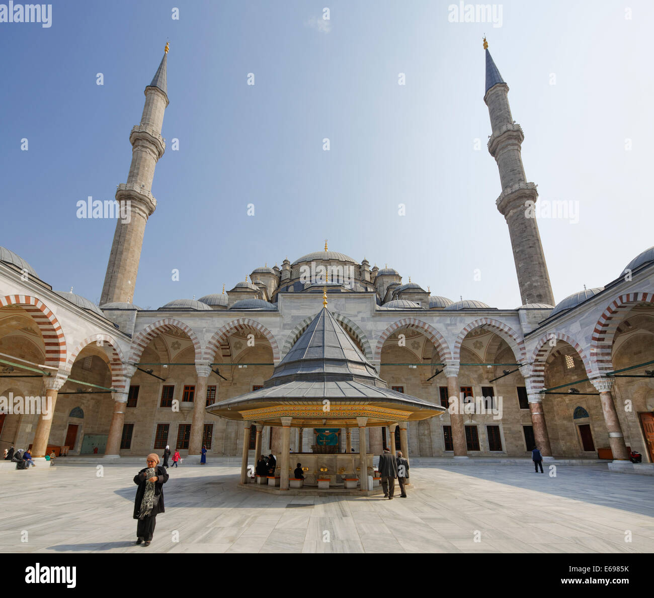 Il piazzale antistante la Moschea Fatih, Fatih Camii, conquistatore la moschea, distretto di Fatih, Istanbul, parte europea, Turchia Foto Stock