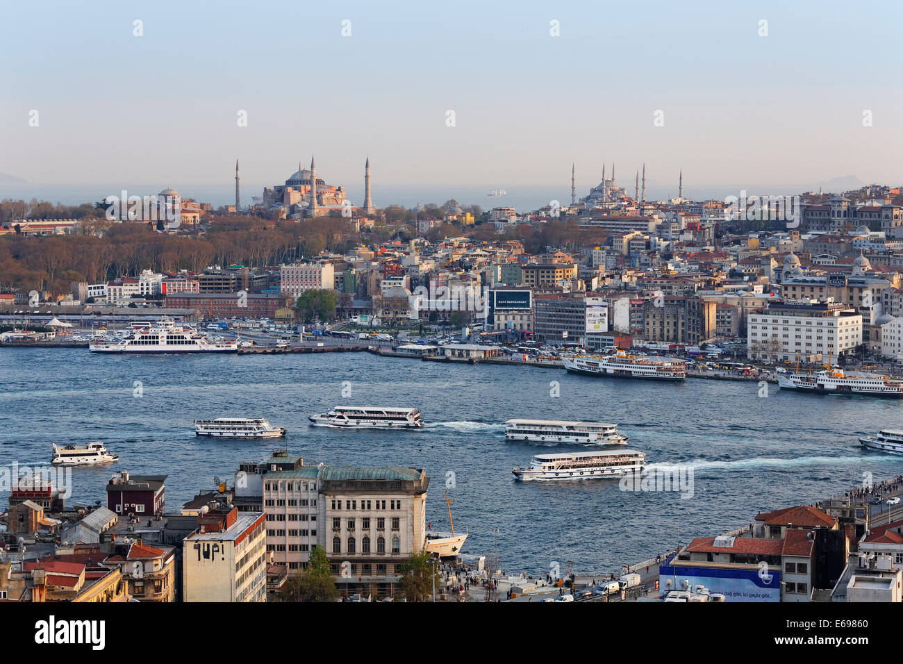 Hagia Sophia e Sultan Ahmed moschea o la Moschea Blu, traghetti, Golden Horn, vista dalla Torre di Galata, Istanbul, lato europeo Foto Stock