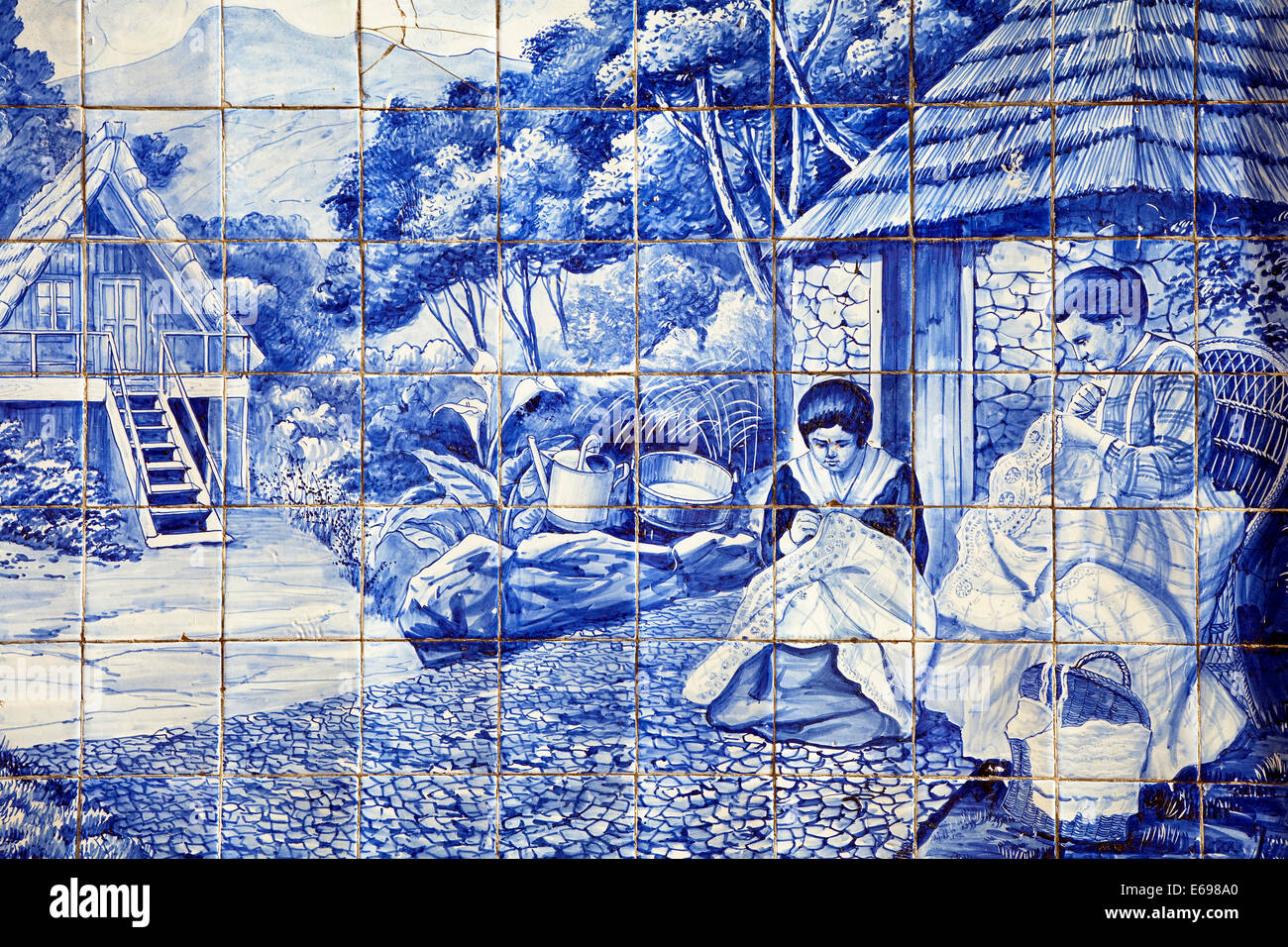 Azulejo, piastrelle dipinte, due donne che svolgono il lavoro di ricamo, Madeira, Portogallo Foto Stock