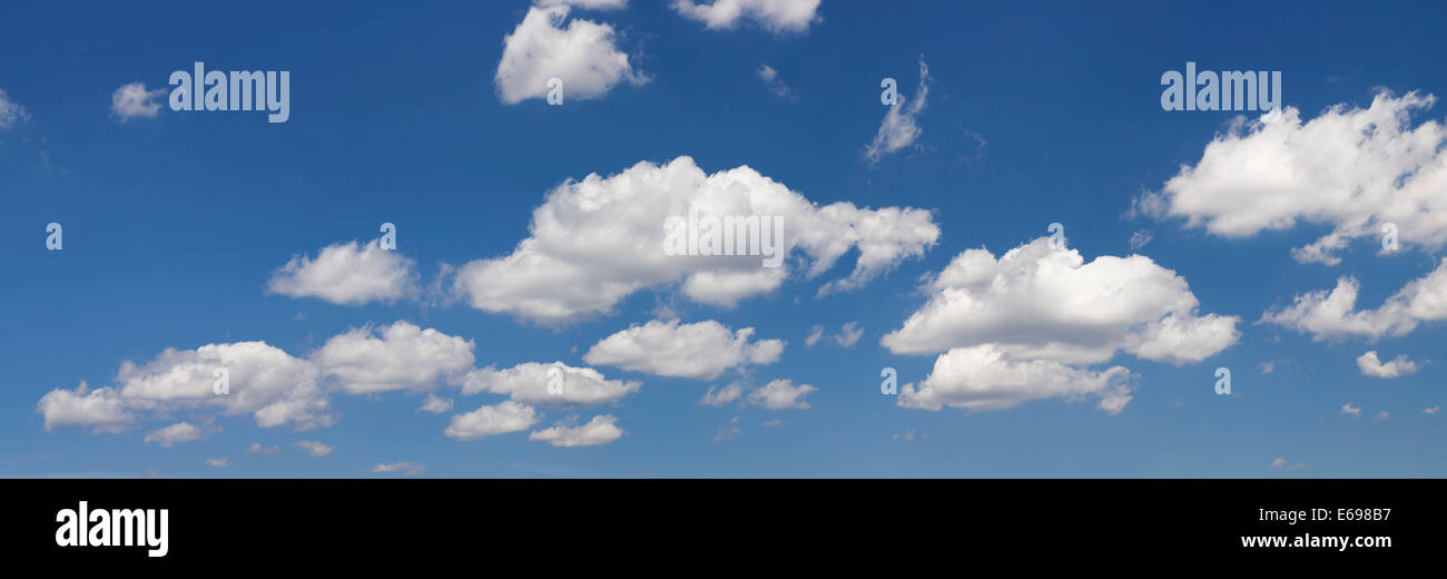 Nuvole contro un cielo blu Foto Stock