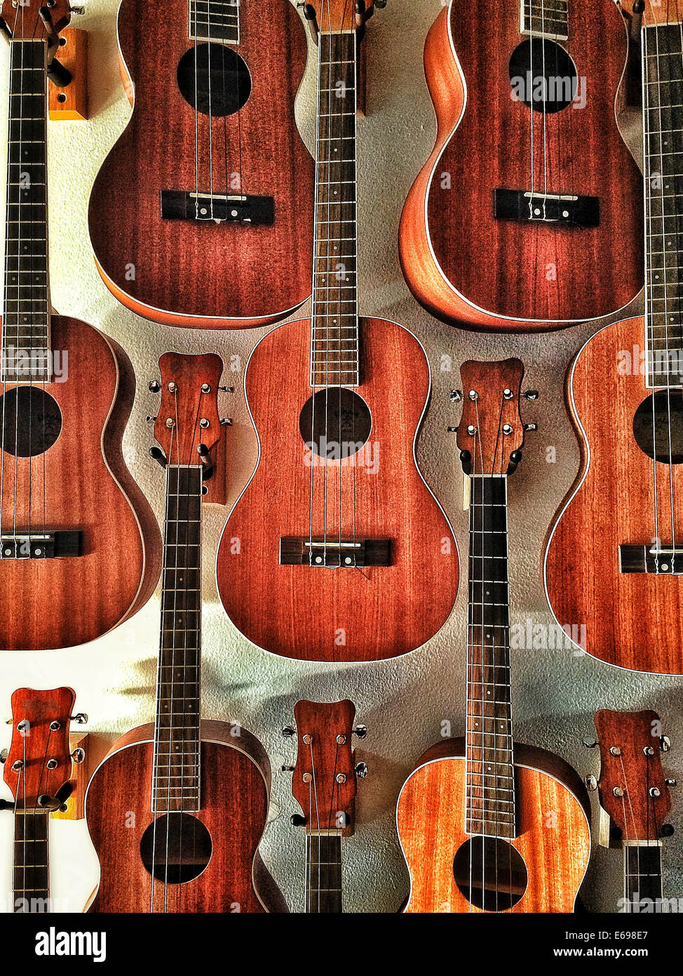 Chitarre appeso alla parete - Immagine stock catturata con smartphone