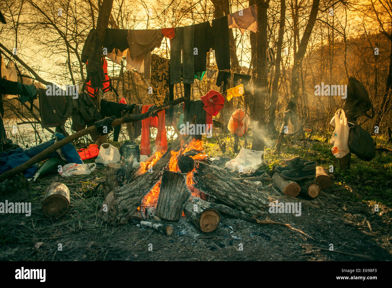 Vestiti appesi sopra il fuoco in campeggio Foto Stock
