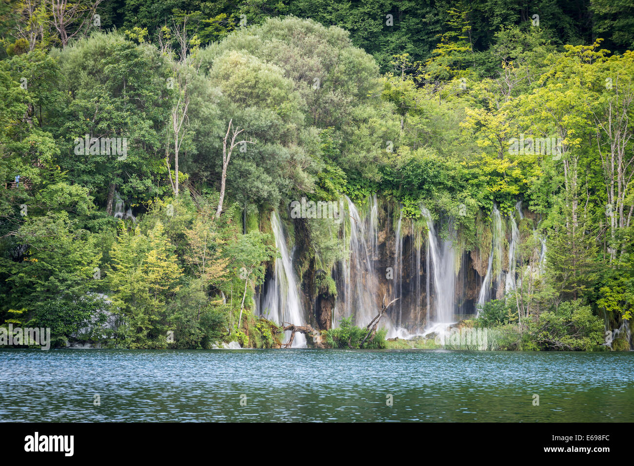 Cascate su un lago di Plitvice, Plitvicka Jezera, Lika-Senj Affitto, Croazia Foto Stock