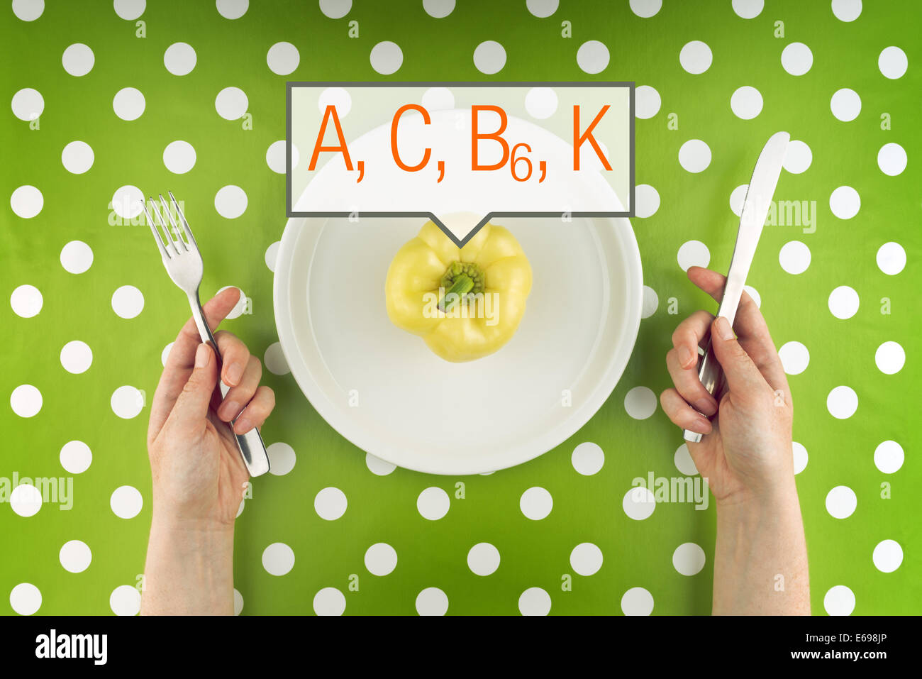 Donna di mangiare crudo fresco peperone giallo pieno di vitamine su una piastra bianca, vista dall'alto. Foto Stock