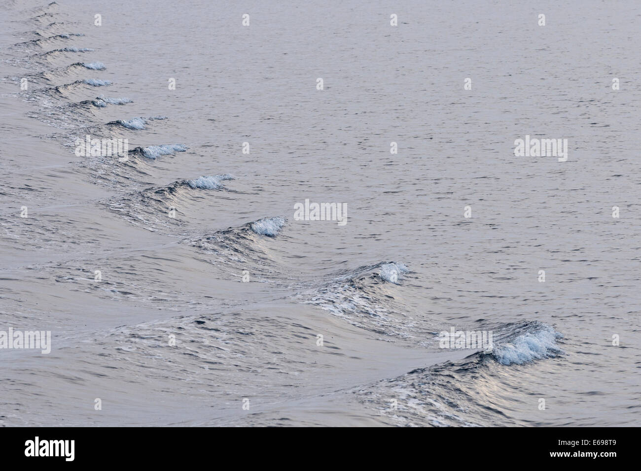 Onde di prua, Oceano Artico, Spitsbergen, arcipelago delle Svalbard Isole Svalbard e Jan Mayen, Norvegia Foto Stock