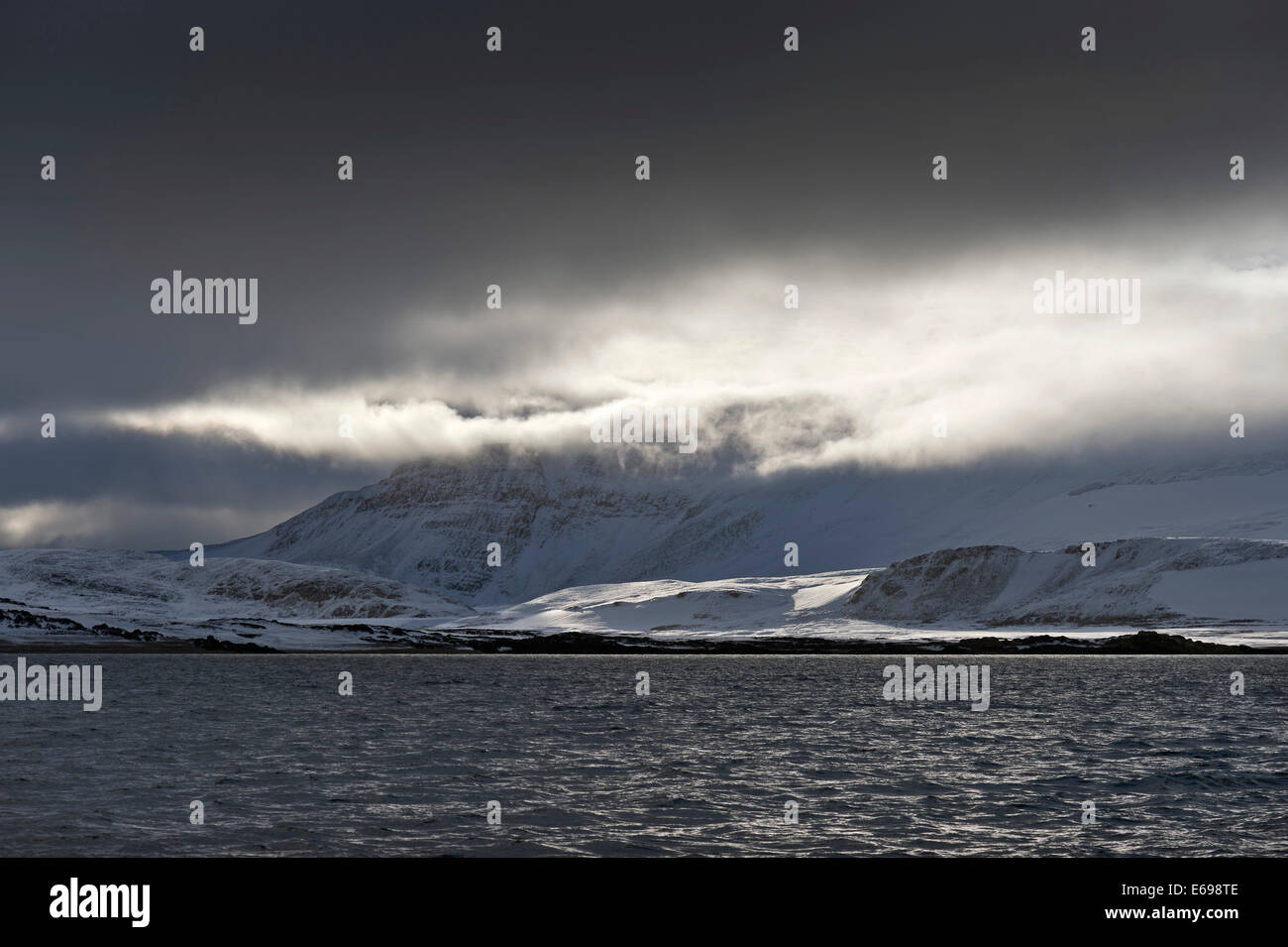Drammatica luce atmosferica, Reliktbukta, Nordaustland, arcipelago delle Svalbard Isole Svalbard e Jan Mayen, Norvegia Foto Stock