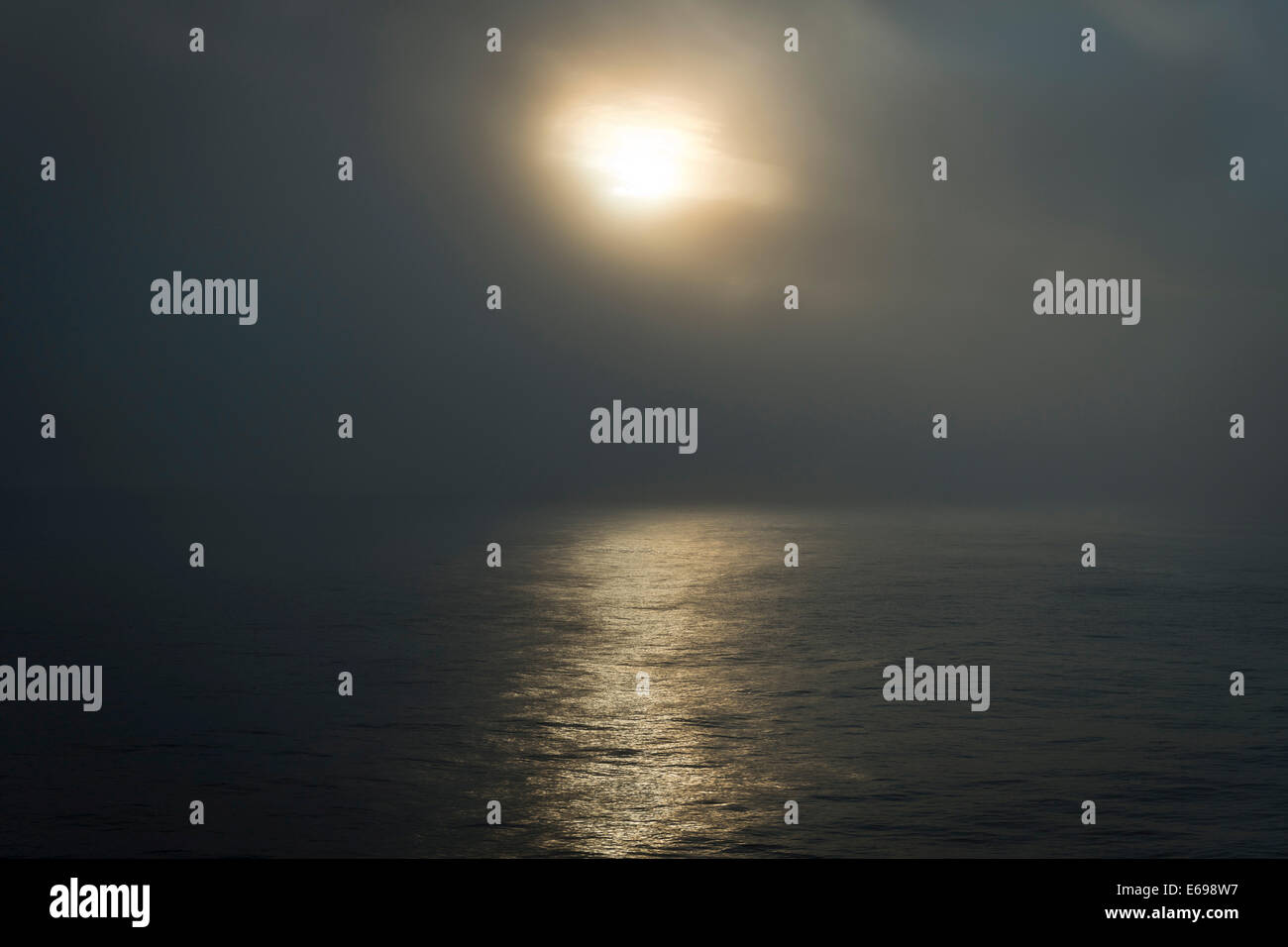 Atmosfera mistica, sun dietro le nuvole, Oceano Artico, Spitsbergen, arcipelago delle Svalbard Isole Svalbard e Jan Mayen, Norvegia Foto Stock