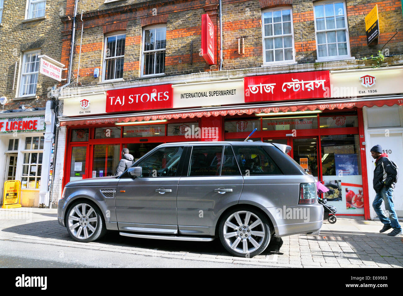 Range Rover parcheggiata fuori Taj memorizza supermercato internazionale in Brick Lane, Tower Hamlets, East London, Regno Unito Foto Stock