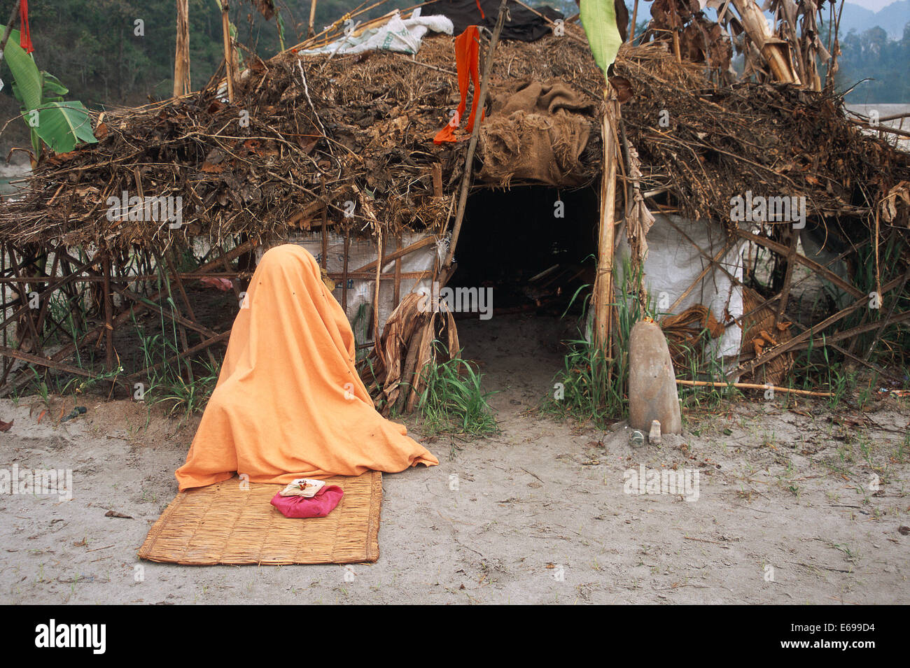 Ascetica indù meditando di fronte al luogo dove si soggiorna ( Nepal) Foto Stock
