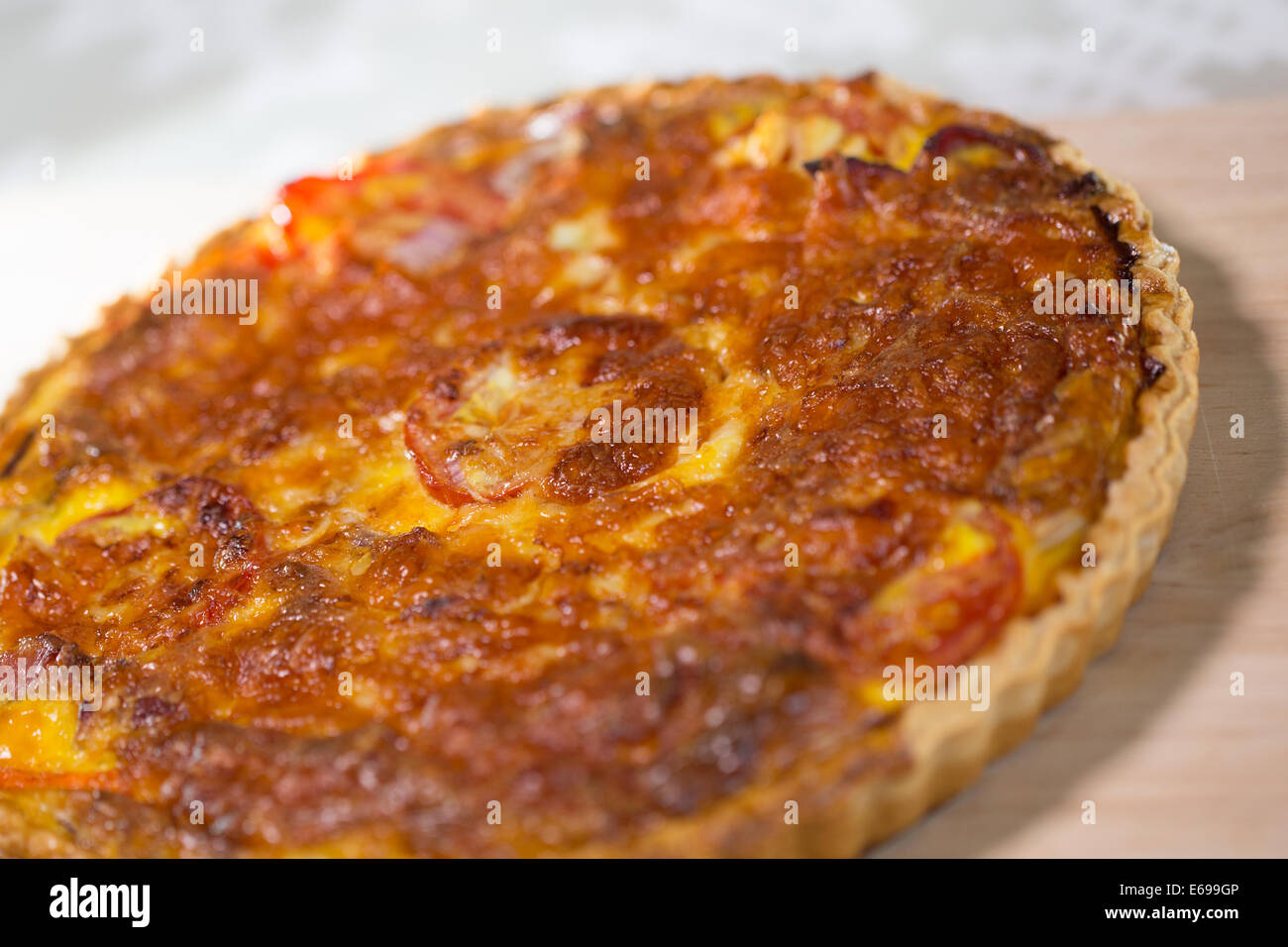 Home formaggio cotto pancetta e pomodoro quiche close-up Foto Stock