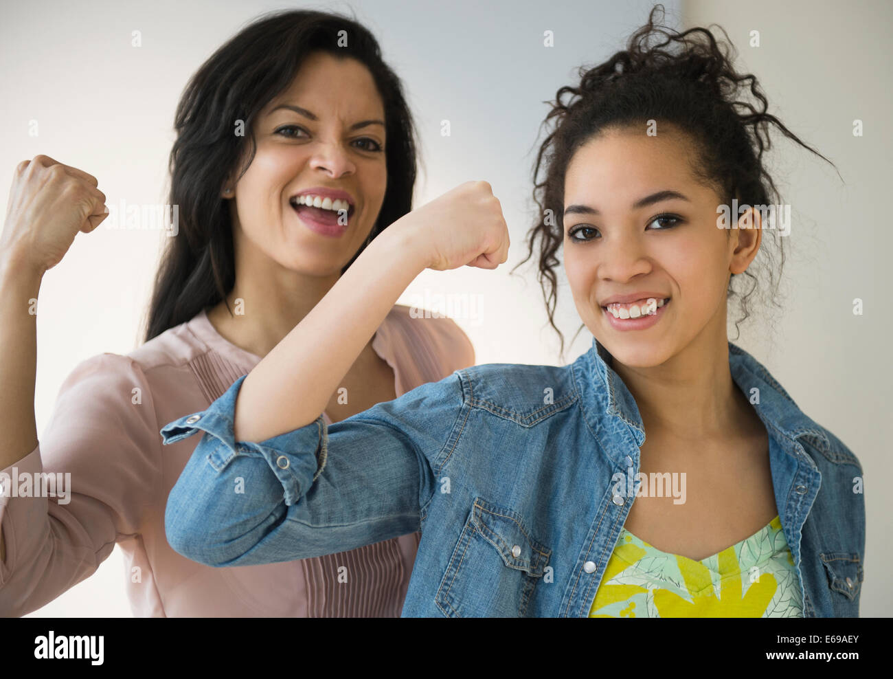 Madre e figlia flettendo i loro muscoli Foto Stock
