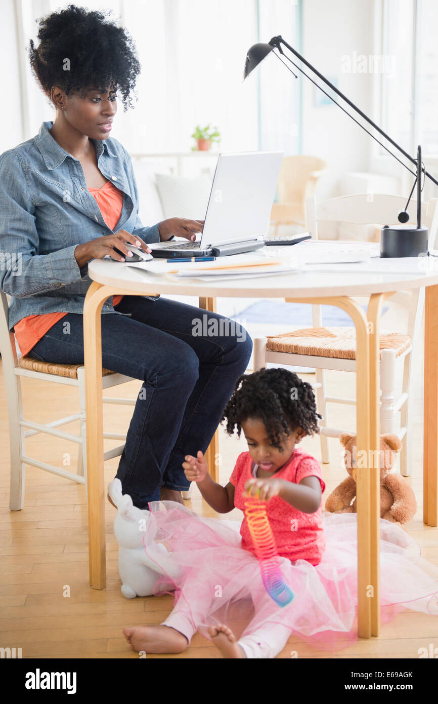 Madre e figlia rilassante nella stanza vivente Foto Stock