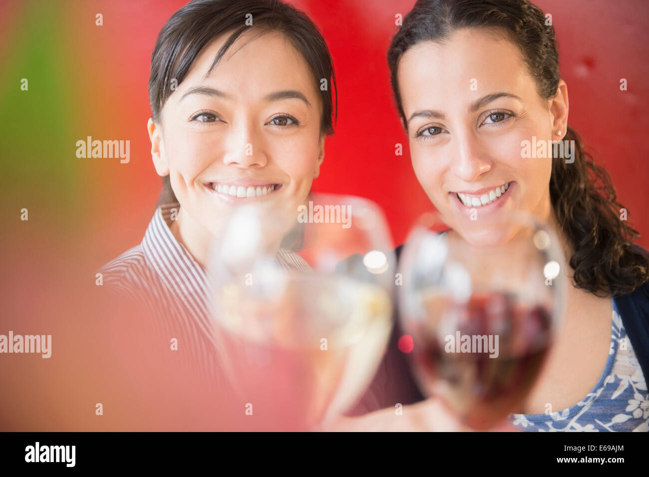 Le donne la tostatura a vicenda con il vino Foto Stock