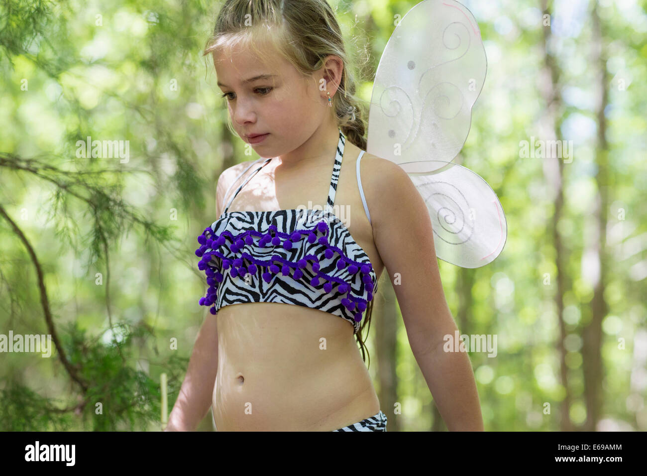 Ragazza caucasica giocare vestire in foresta Foto Stock