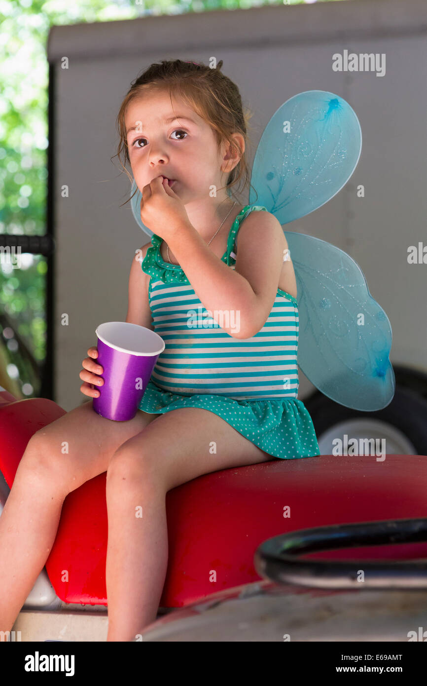 Ragazza caucasica giocare vestire Foto Stock