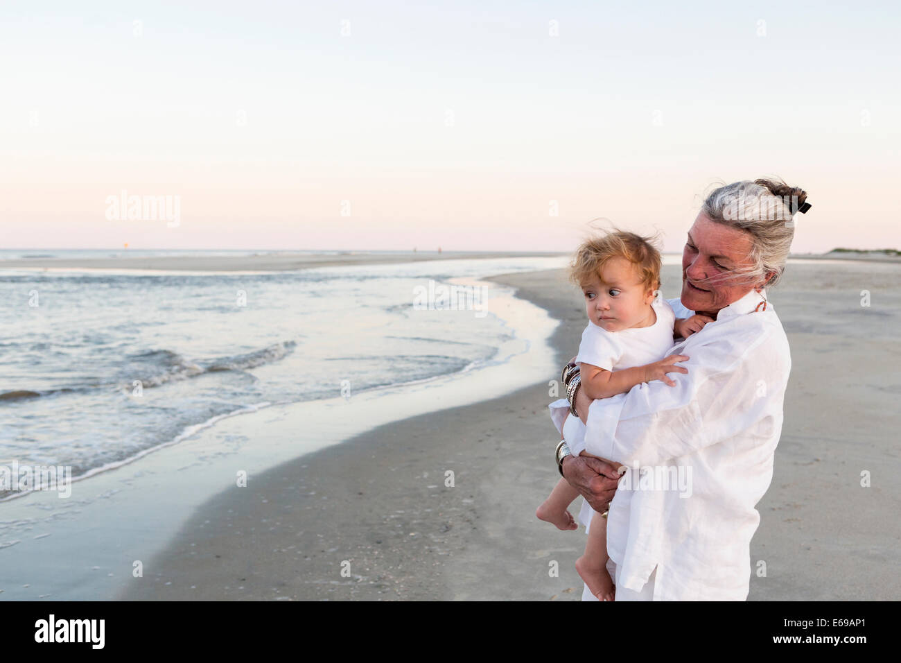 La donna caucasica nipote che porta sulla spiaggia Foto Stock