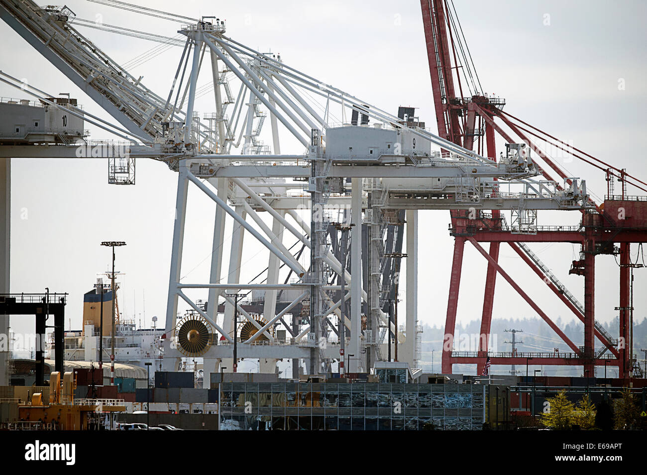 Spese di spedizione Le Gru nel porto industriale Foto Stock