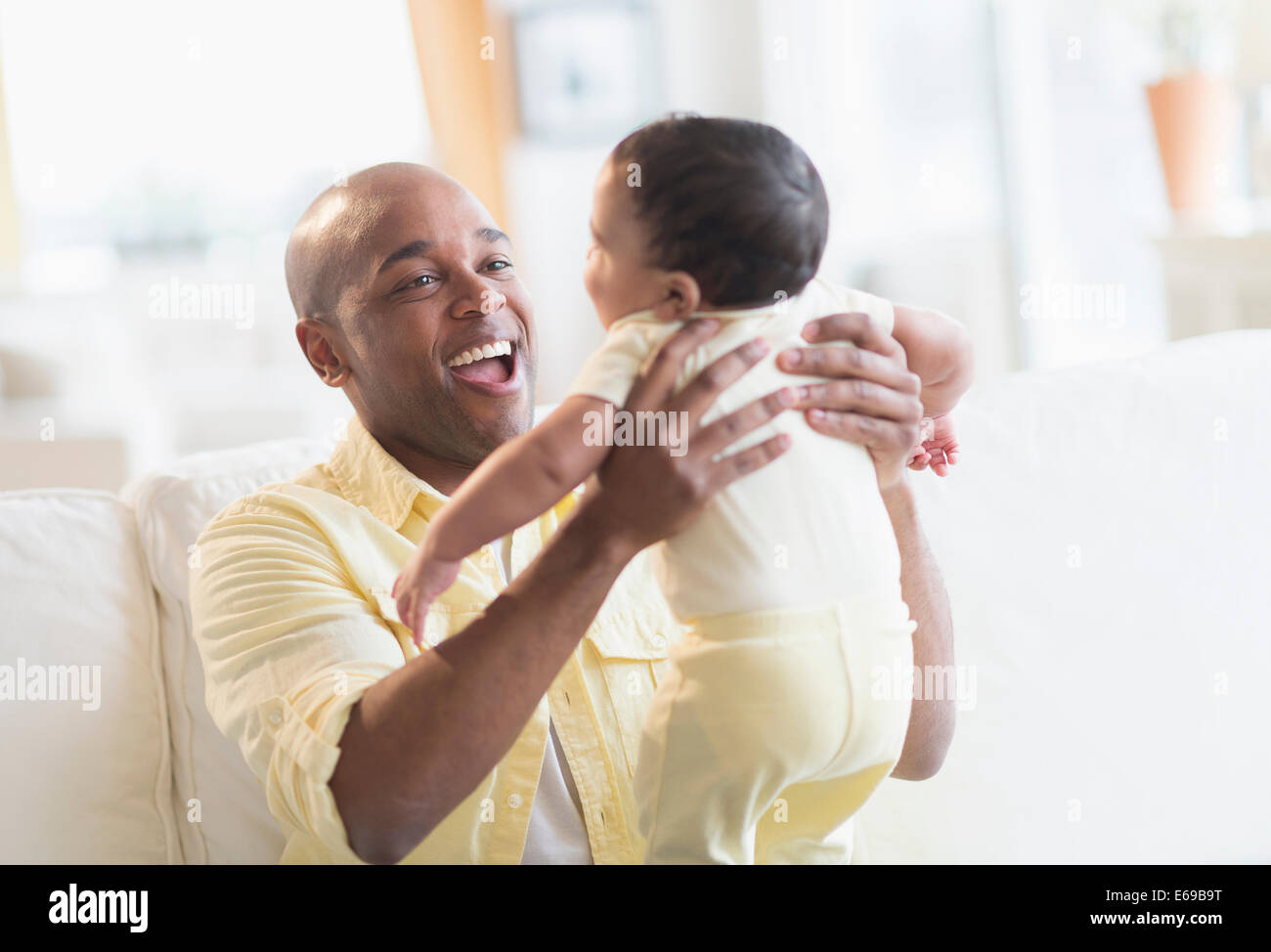 Padre sorridente giocando con il bambino Foto Stock