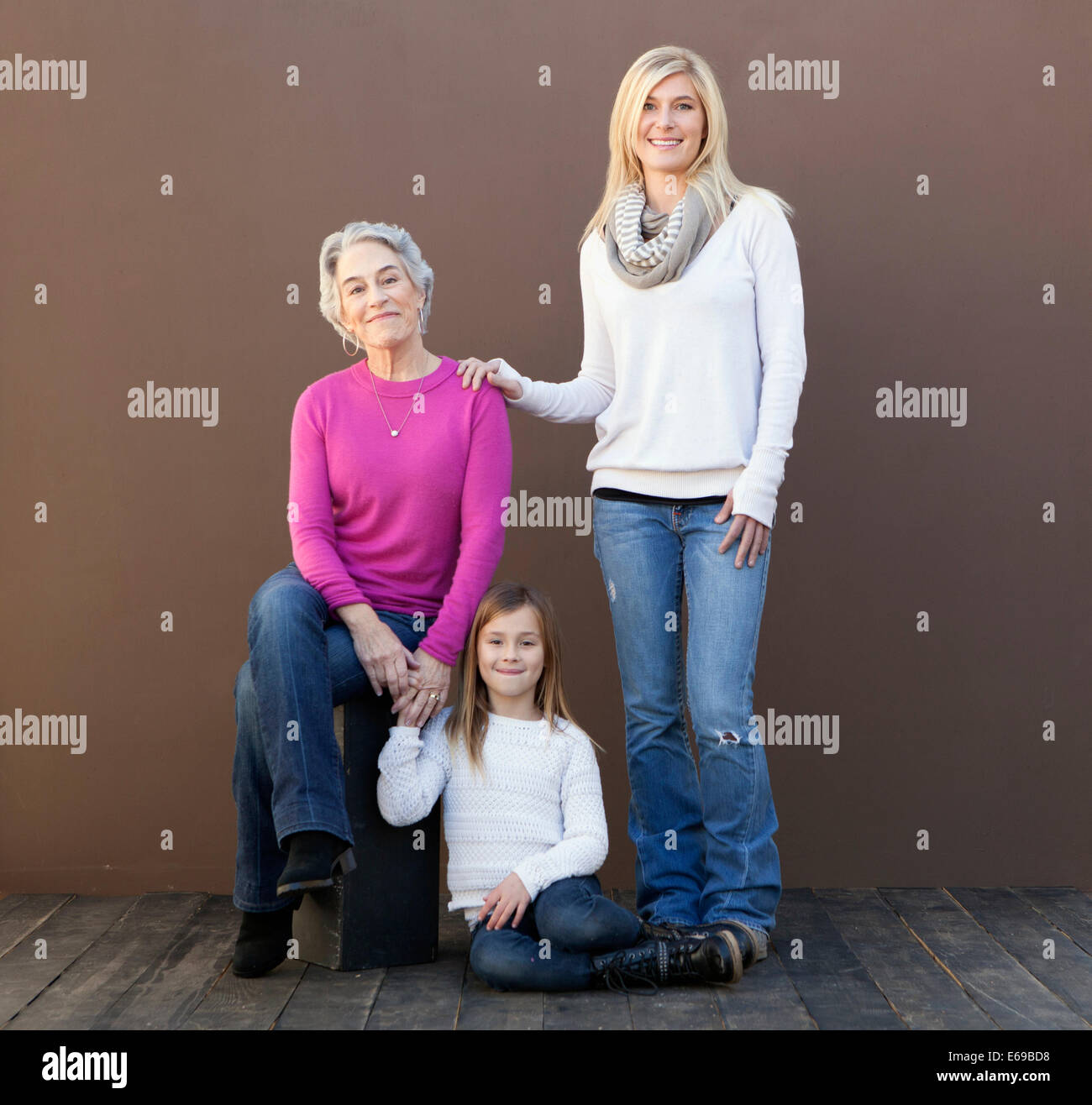 Tre generazioni di donne caucasiche insieme sorridente Foto Stock
