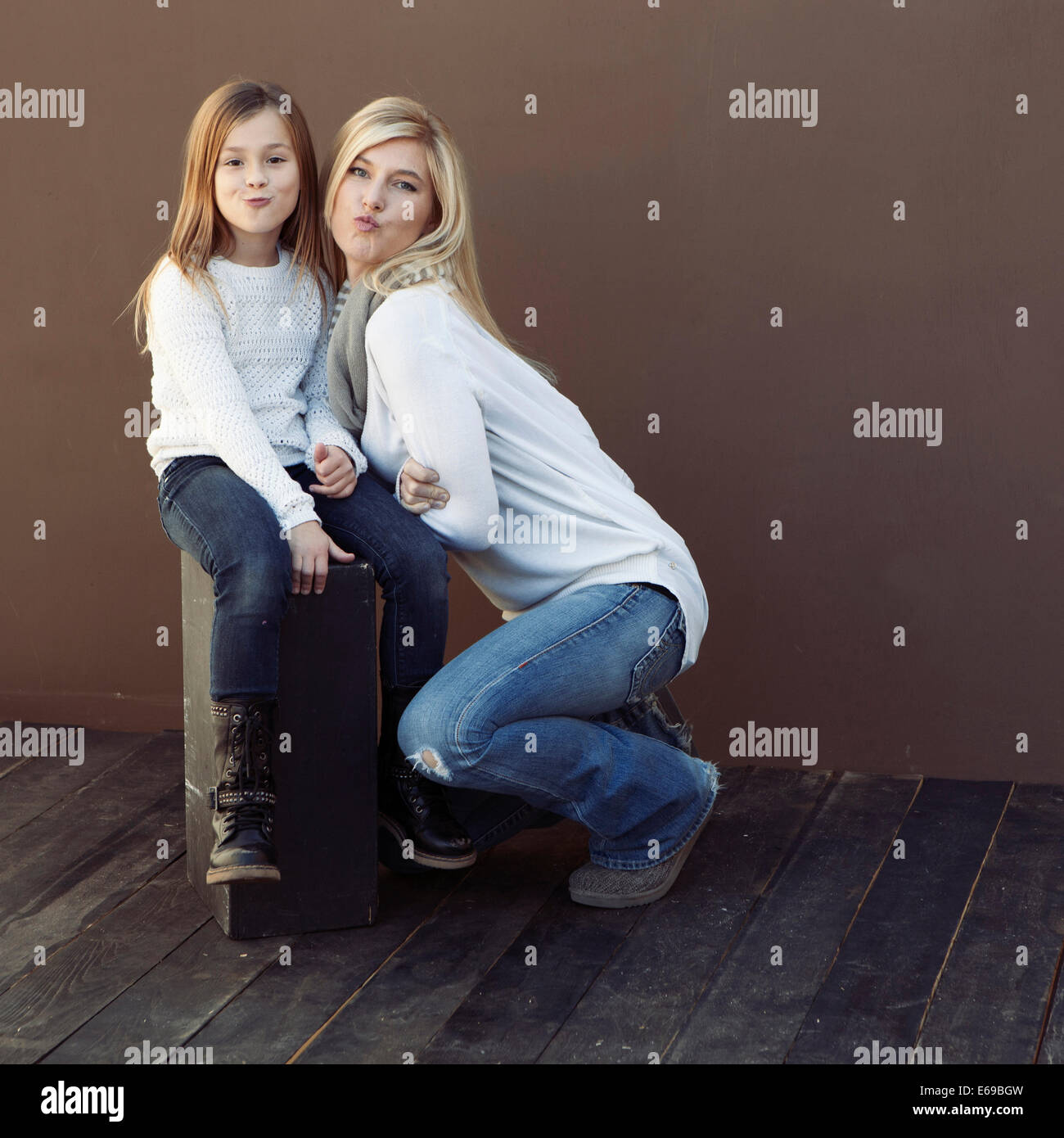 Caucasian madre e figlia insieme sorridente Foto Stock