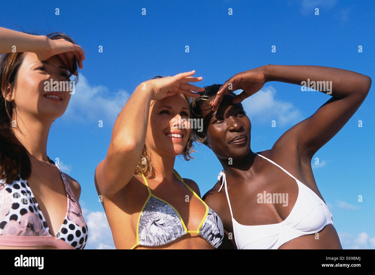 Schermatura delle donne ai loro occhi sulla spiaggia Foto Stock