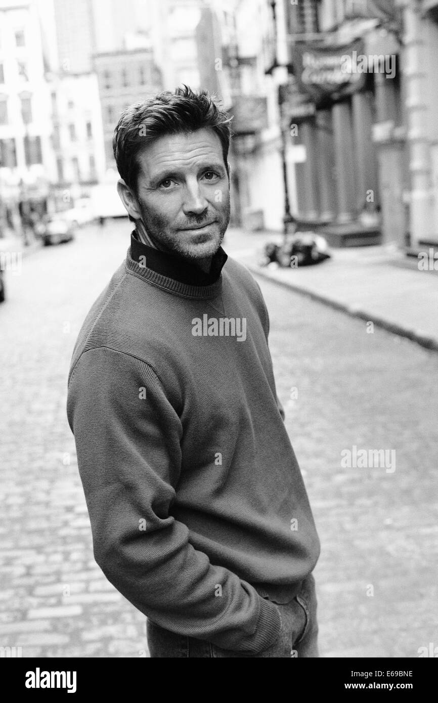 Uomo in piedi su una strada di città Foto Stock