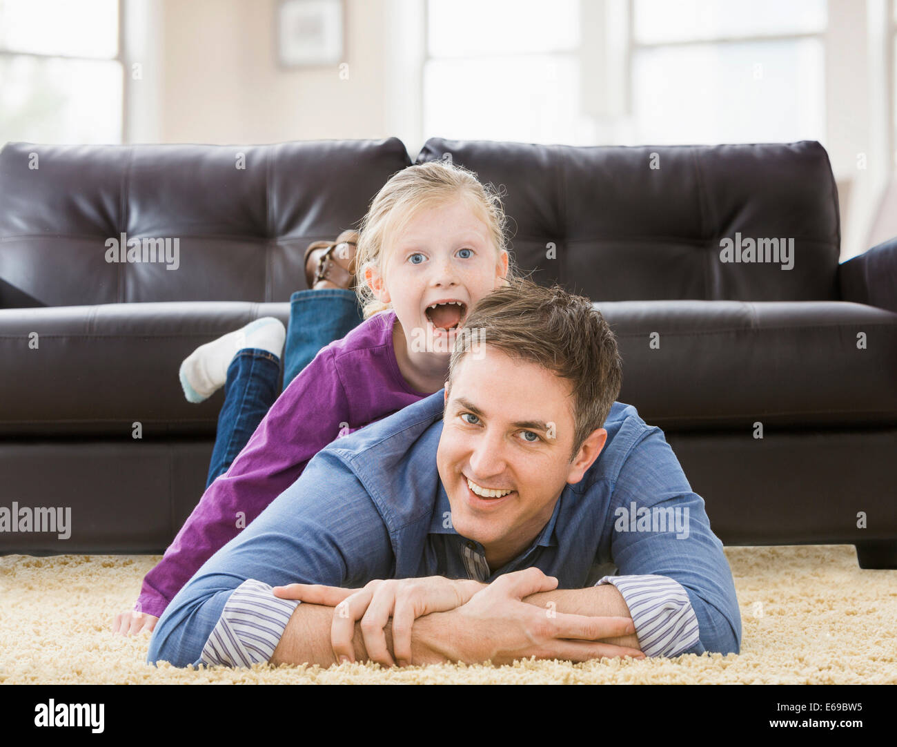 Caucasian padre e figlia giocando in salotto Foto Stock