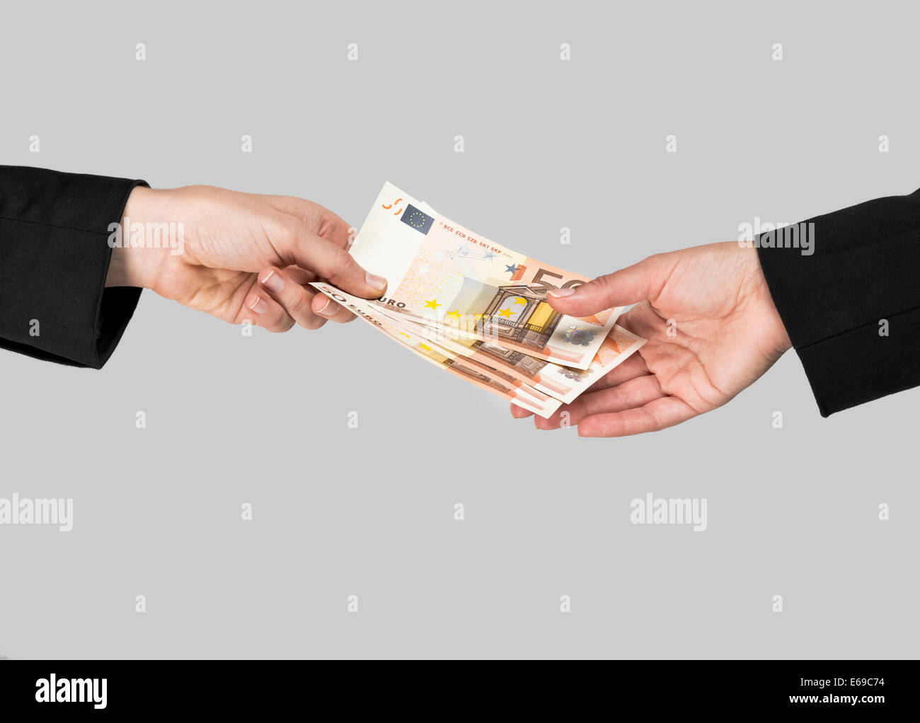 Concetto di immagine delle mani di effettuare e ricevere un pagamento, isolate su uno sfondo grigio Foto Stock