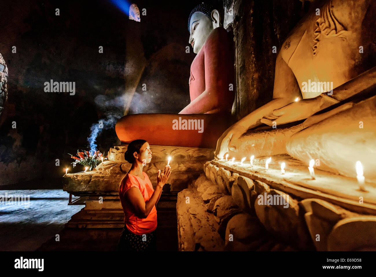 Donna asiatica candela di illuminazione nel tempio Foto Stock