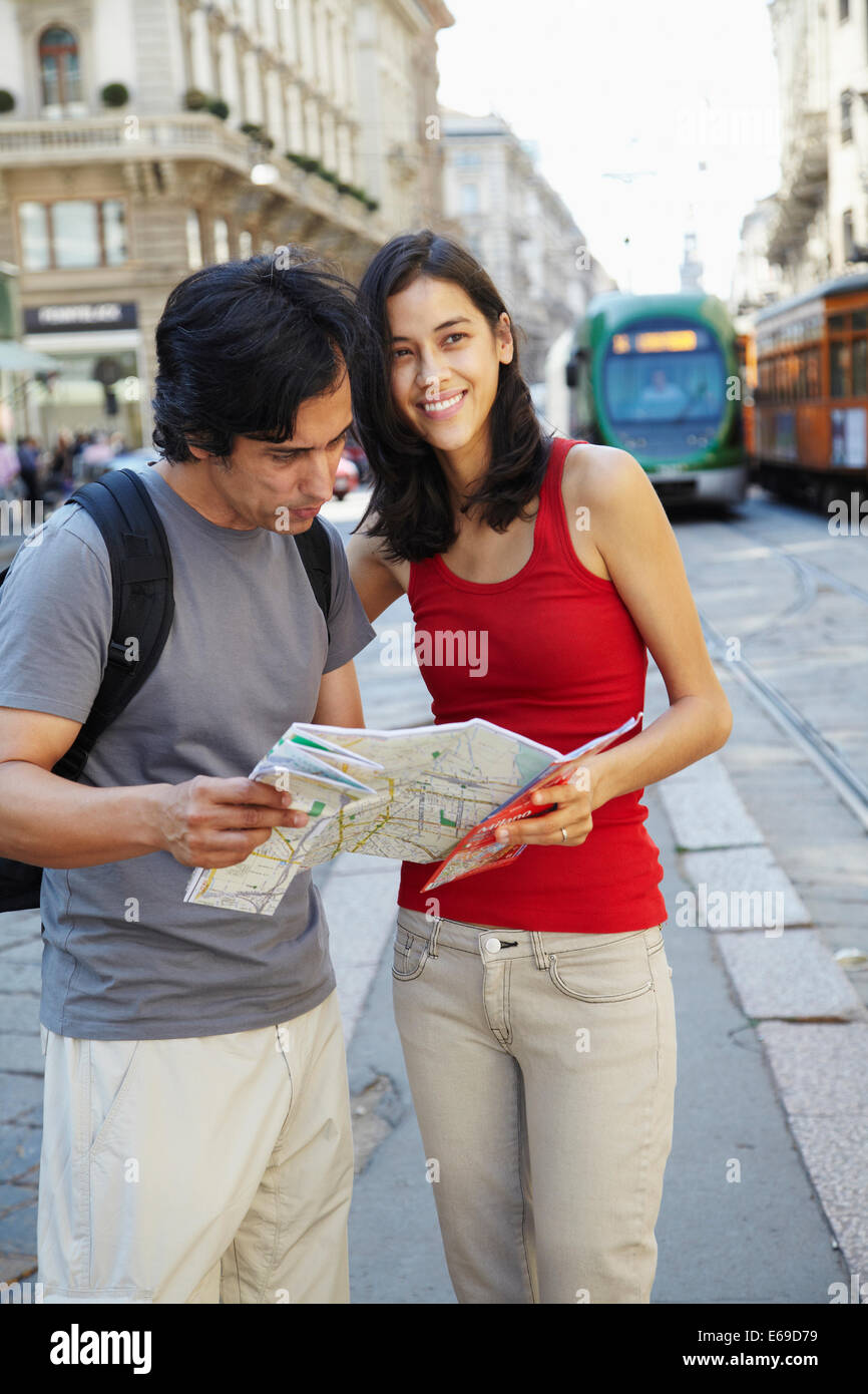 Paio di lettura mappa sulla strada di città Foto Stock