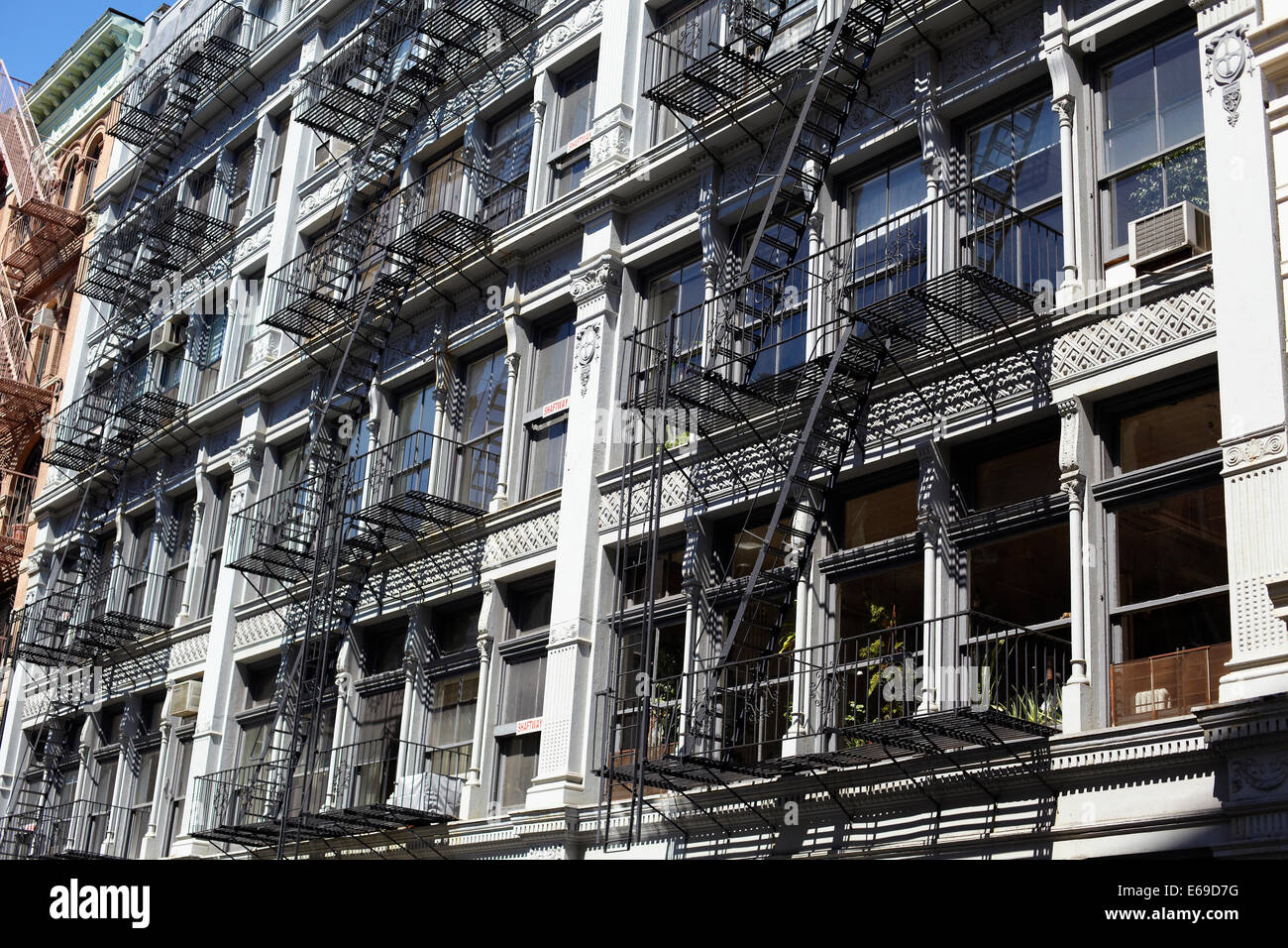 Fire sfugge lungo edificio urbano, New York New York, Stati Uniti Foto Stock