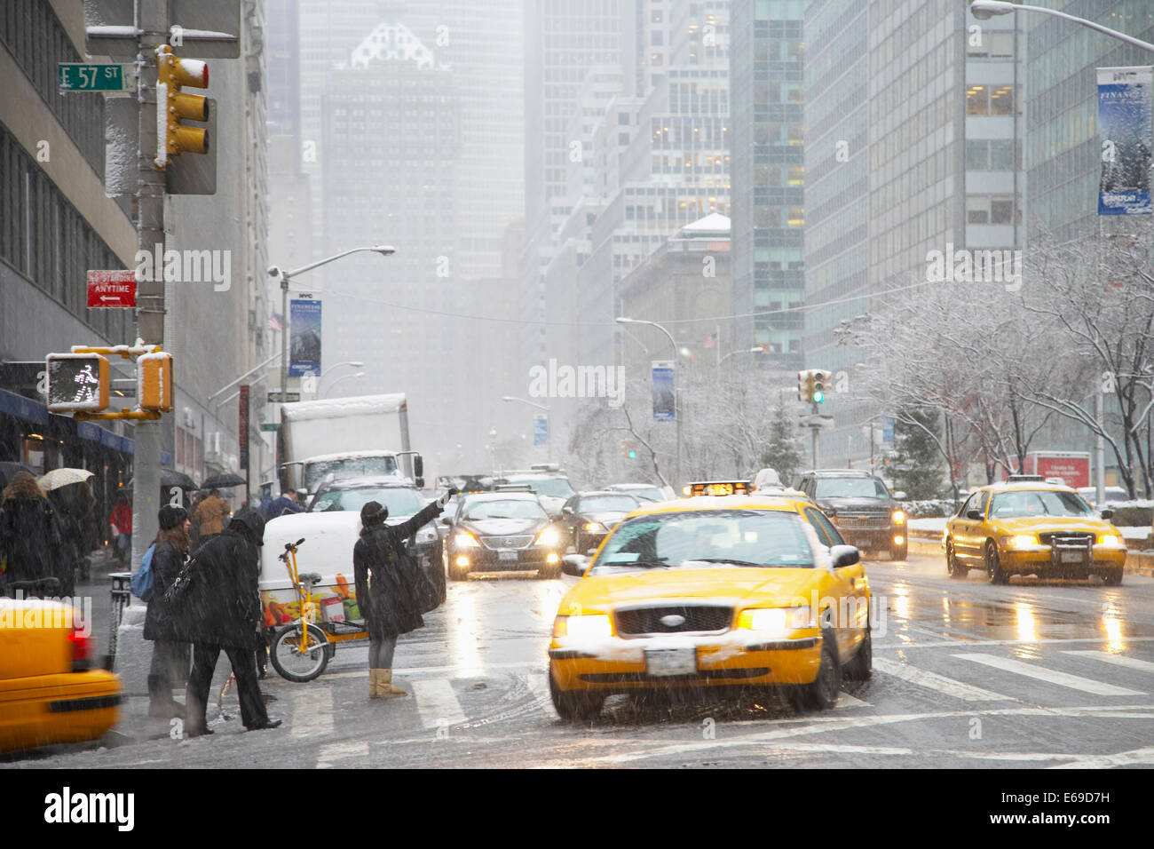 Persone salutando i taxi sulla strada di città, la città di New York, New York, Stati Uniti Foto Stock