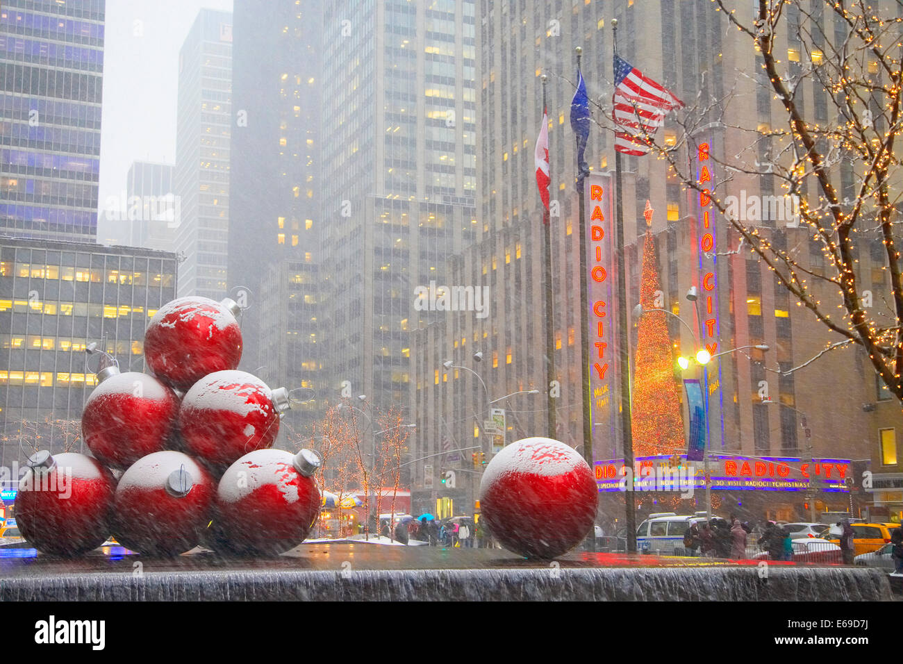 Le decorazioni di Natale al di fuori della Radio City Music Hall di New York, New York, Stati Uniti Foto Stock