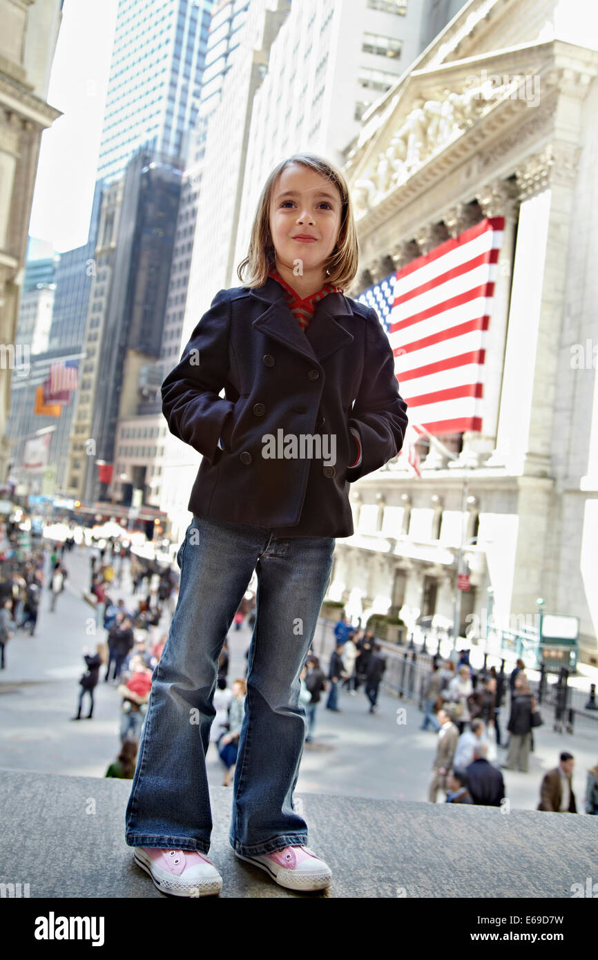 Ragazza in piedi al di fuori del New York Stock Exchange, la città di New York, New York, Stati Uniti Foto Stock
