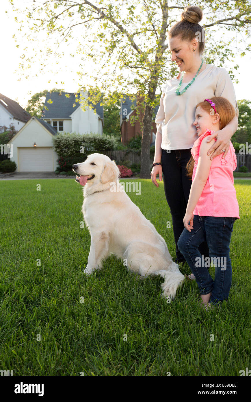 Caucasian madre e figlia con il cane in posizione di parcheggio Foto Stock