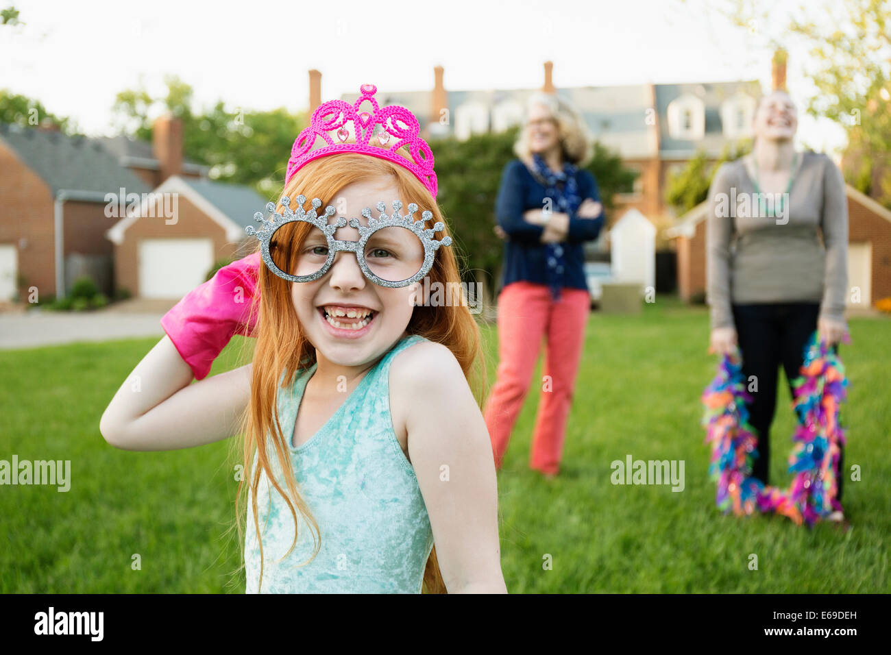 Ragazza caucasica giocare vestire in posizione di parcheggio Foto Stock