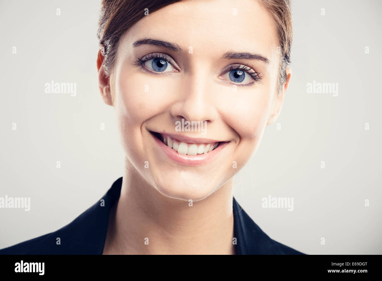 Ritratto di una bella donna bionda con gli occhi blu sorridente Foto Stock